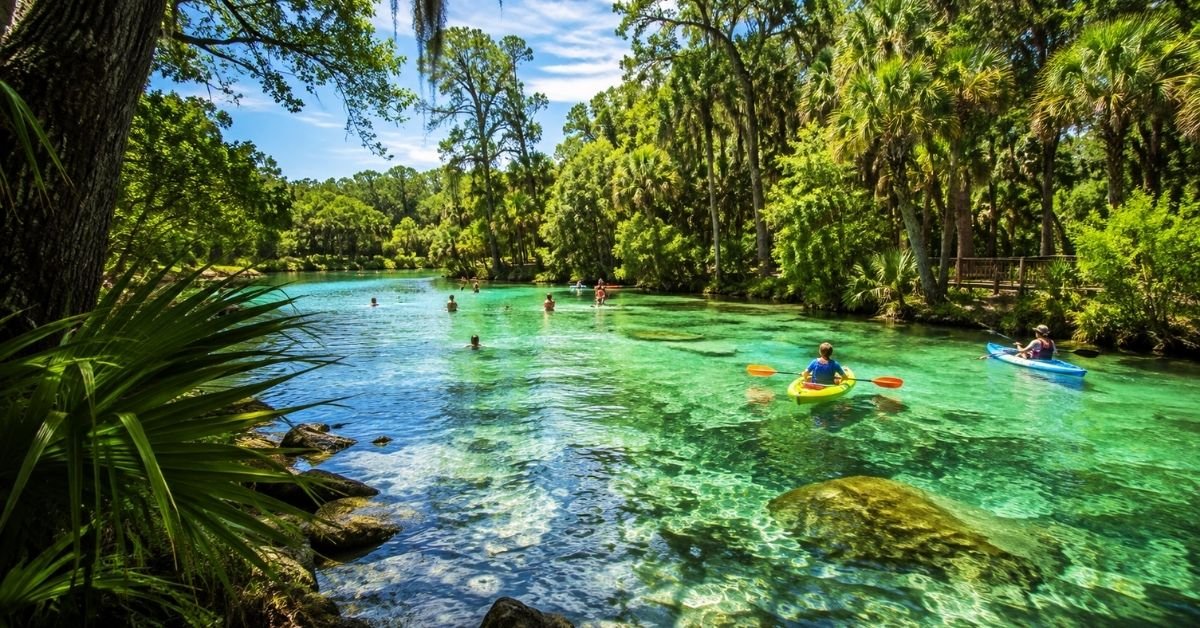 Discover natural places in Florida Large family exploring one of the natural places in Florida with crystal-clear spring water and kayaks